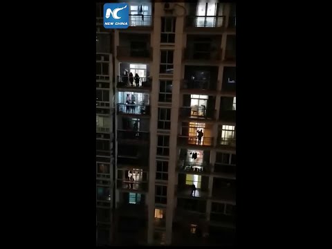 Wuhan residents chant "Jiayou" for city to persist in face of adversity
