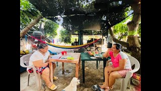 Mama Lela concentrada leyendo la Biblia 😍