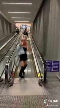 Gadis Terjatuh Saat Turun dari Eskalator Bandara - 1113512