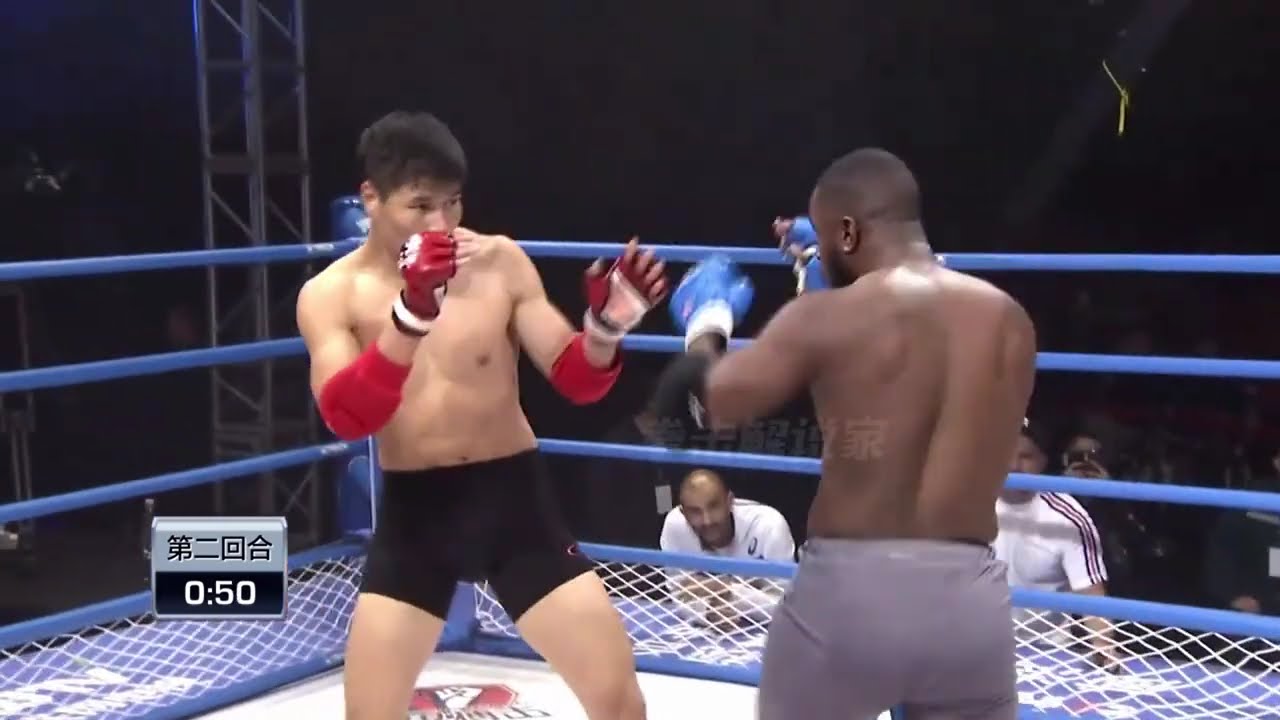 黑人選手嘲諷中國選手，內蒙古漢子按在地上摩擦，重拳教他做人！ #boxing #拳擊 #搏擊 #散打 #拳擊比賽 #格鬥