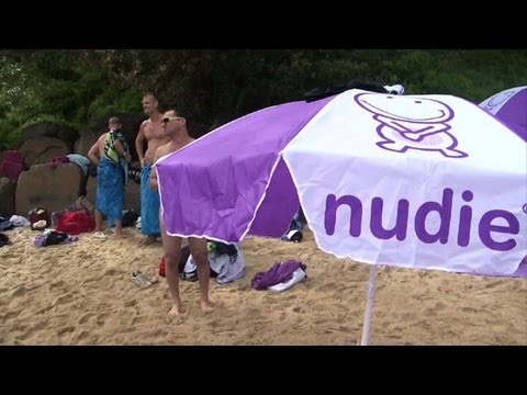 Australier ziehen blank: Nacktschwimmen für die Umwelt