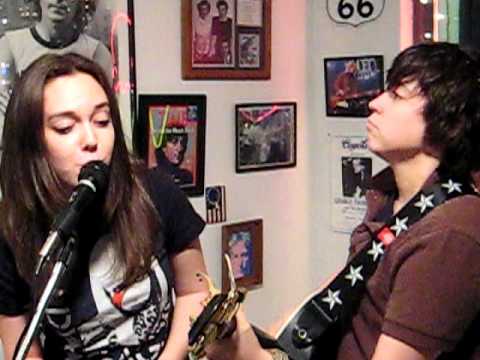 Essy Goncalves & Caitlin Larkin - Back Here - Live...