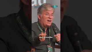 Journalist Marcelo Lins moderating at the Climate Emergency Brake Forum