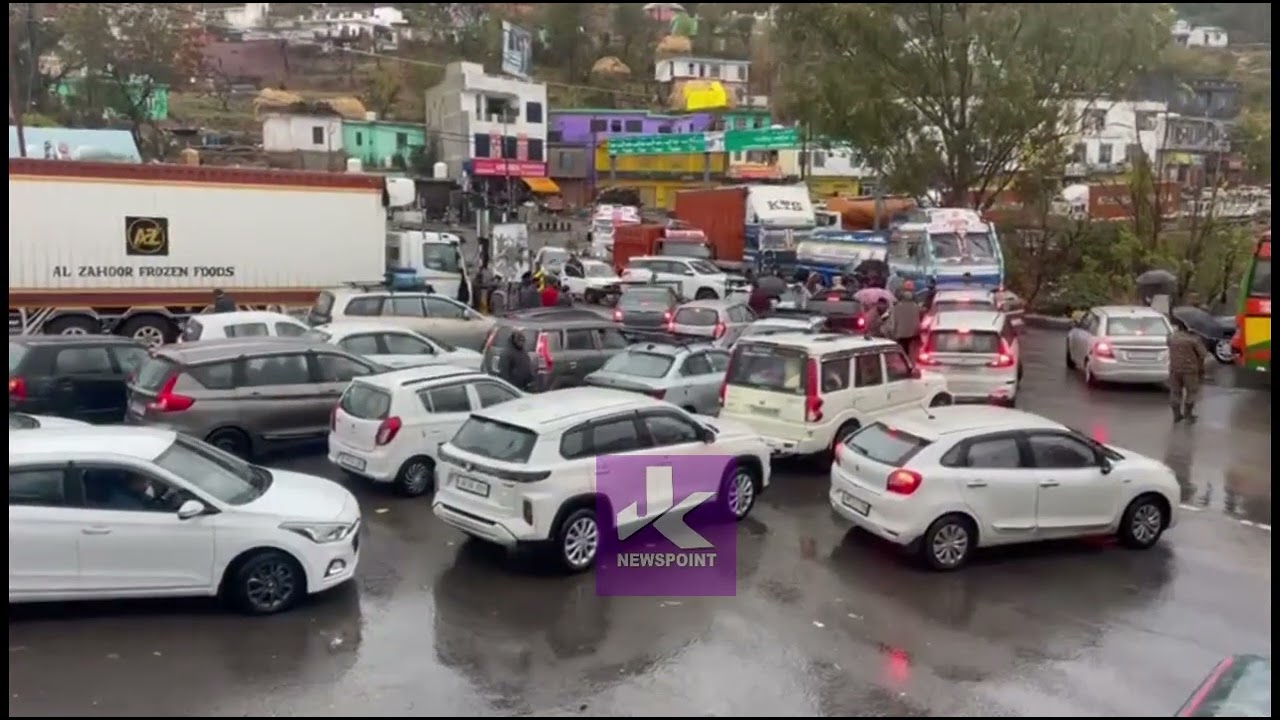 Nh 44 Closed due to fresh Snowfall, All type of Vehicles Halted in Jakhani Udhampur