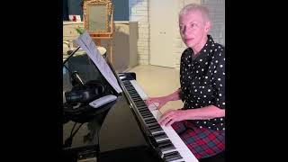 Annie Lennox plays Zadok The Priest screenshot 2