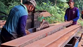 The process of making mahogany wood beams and ribs  assembly serkel chainsaw