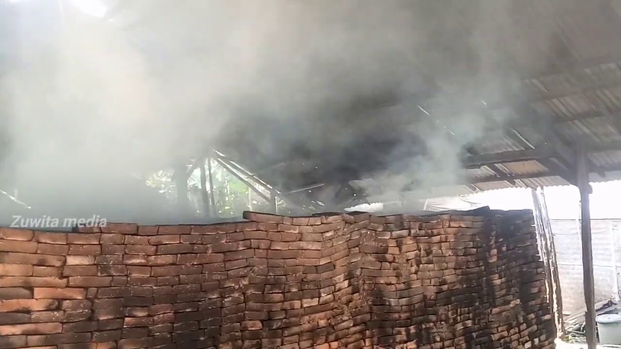 proses pembakaran batu bata merah manual YouTube