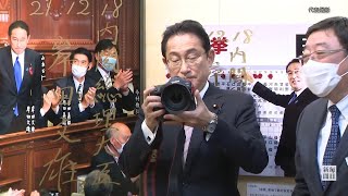 岸田首相「生きる力を感じる」　報道写真展を鑑賞