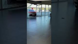 Acemi Şoför, 0 Km Porsche Taycan Ile Cama Vuruyor