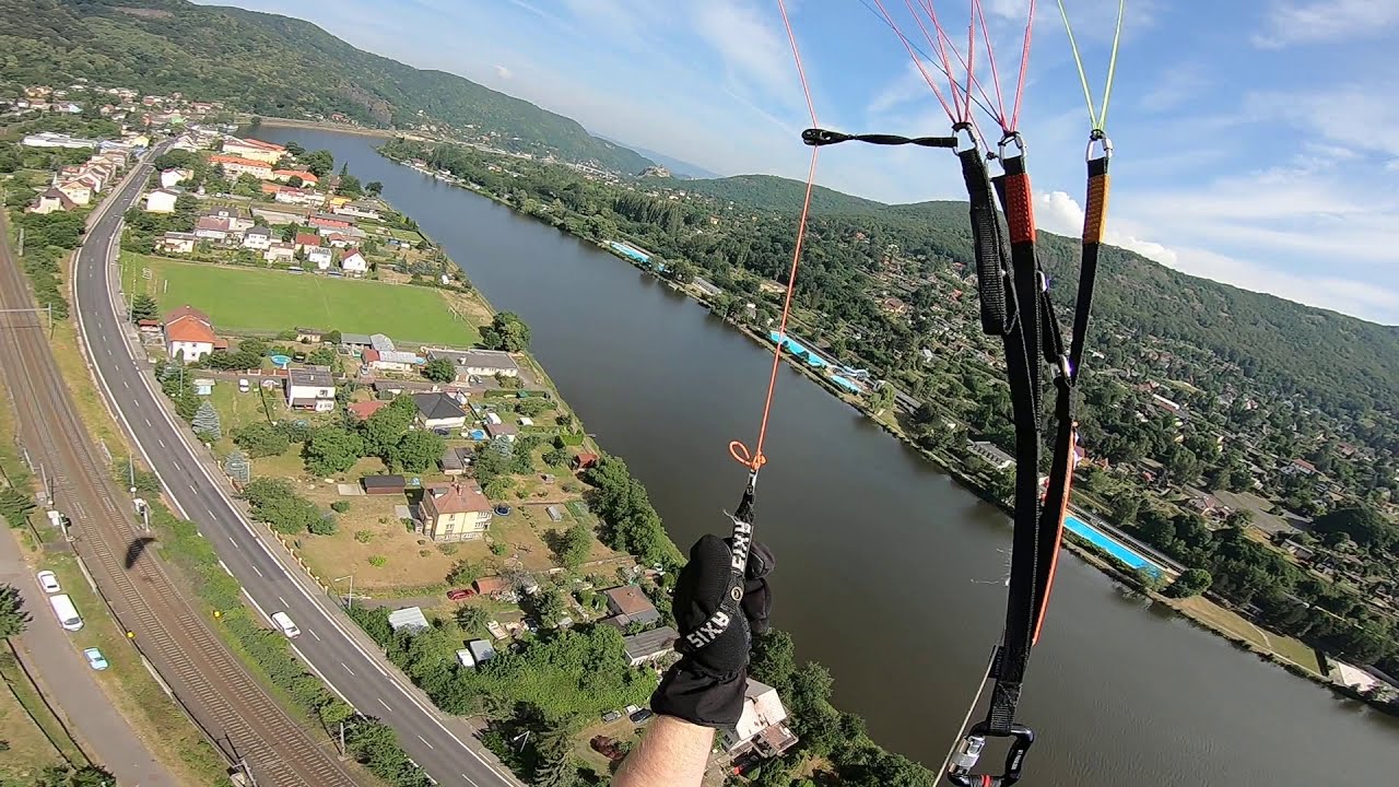 Paralgiding Čerťák přistání na fotbalovém hřišti