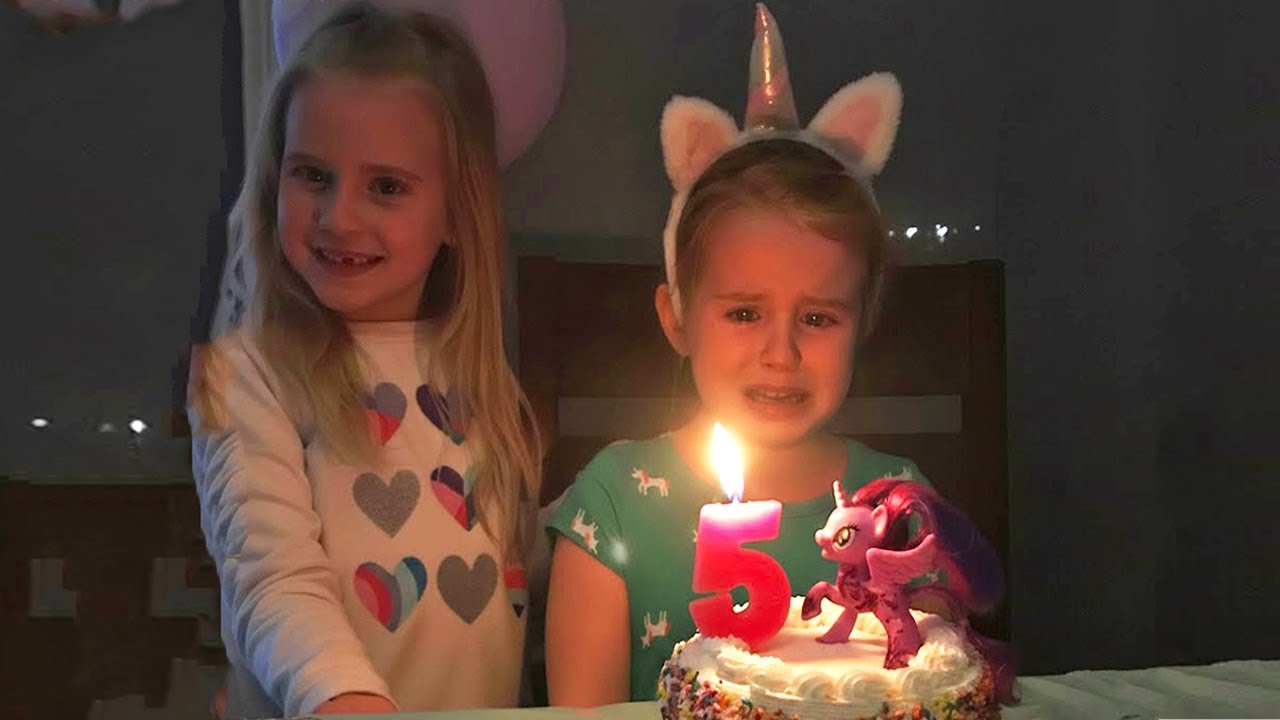 Братья, сёстры и малыши задувают свечи на день рождения — милые детские видео | Смех богов