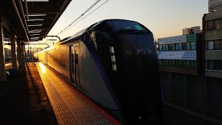 E353系 S117編成 特急あずさ38号新宿行が1分遅れて国立駅3番線を通過するシーン