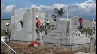 This 47 M2 Habiterra home was built in Mexico in 14 hours without any equipment, skilled labor or pre-fabricated parts. The gray 