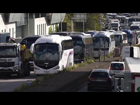 Video A Parigi la PROTESTA DEI CAMIONISTI contro il caro carburante manda in tilt il traffico