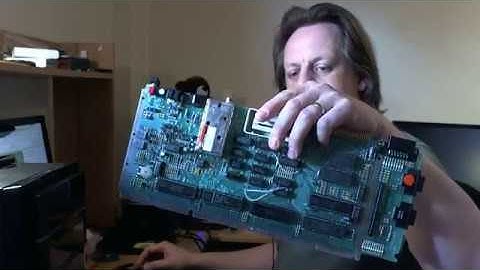 Non-booting 64K Atari 600XL with broken OS ROM socket.