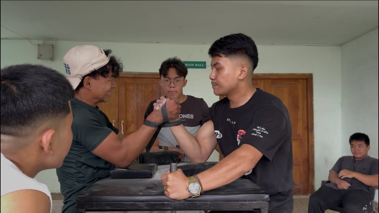 Armwrestling supermatch pui tak tak nen
