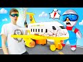 T&#39;Choupi assemble un grand avion! Jeux avec voitures pour enfants.