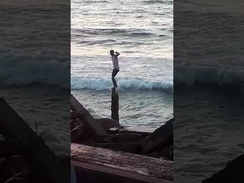 شاب يلهو على شاطئ البحر 