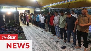 [23/02/2020] PKR supporters attending prayers at Anwar's residence