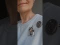 Броши на свитшот тоже можно