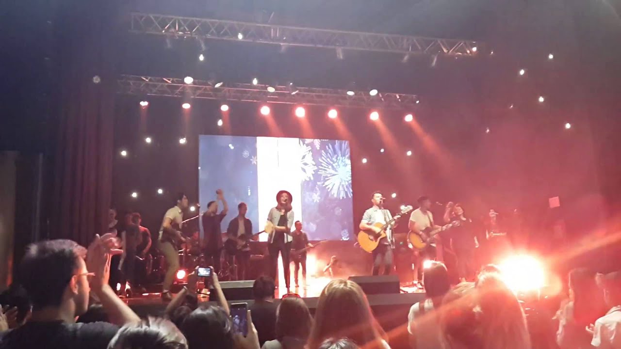 HILLSONG BUENOS AIRES " BORN IS THE KING " YouTube