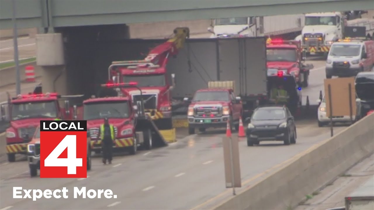 SB I-75 reopens at I-96 in Detroit after semi crash - YouTube