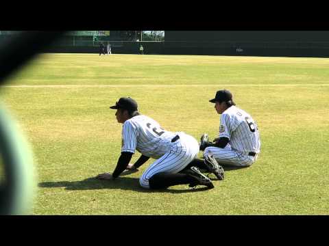 平成27年2月11日　試合前の横田と植田　春季キャンプ（安芸）