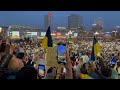 Тисячі людей зібралися на мітинг у Варшаві та заспівали Гімн України