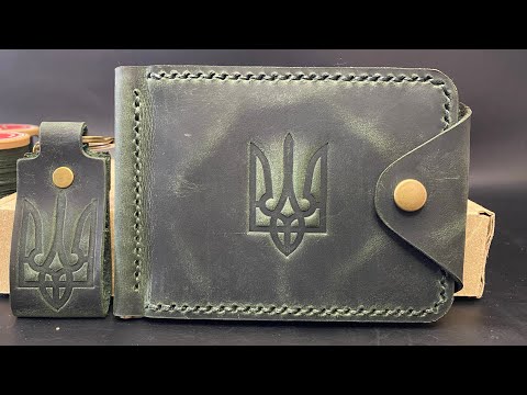 Затиск Для Грошей із Натуральної Шкіри РучноЇ Роботи з Монетницею з Гербом Набір + Брелок Зелений Колір Шкіряний Гаманець, видео 1