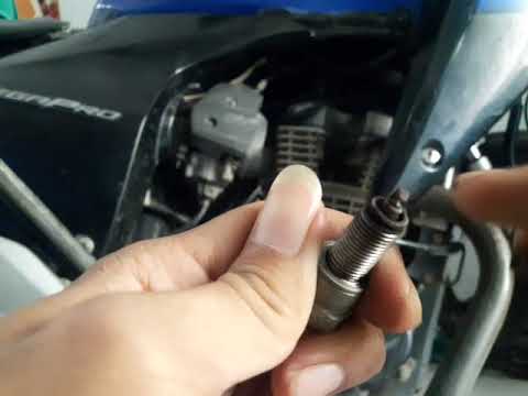 membuka dan membersihkan busi motor new megapro