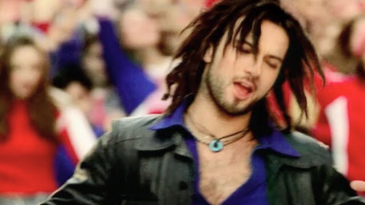 TARKAN - Bir Oluruz Yolunda (Official Music Video)