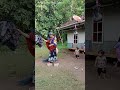 orang lagi angkat jemuran dikerjain