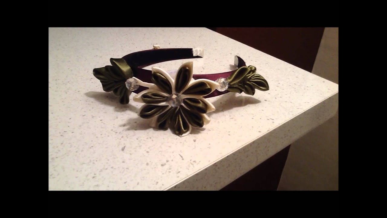 Donna con fiori e farfalle tra i capelli. | Vettore Premium