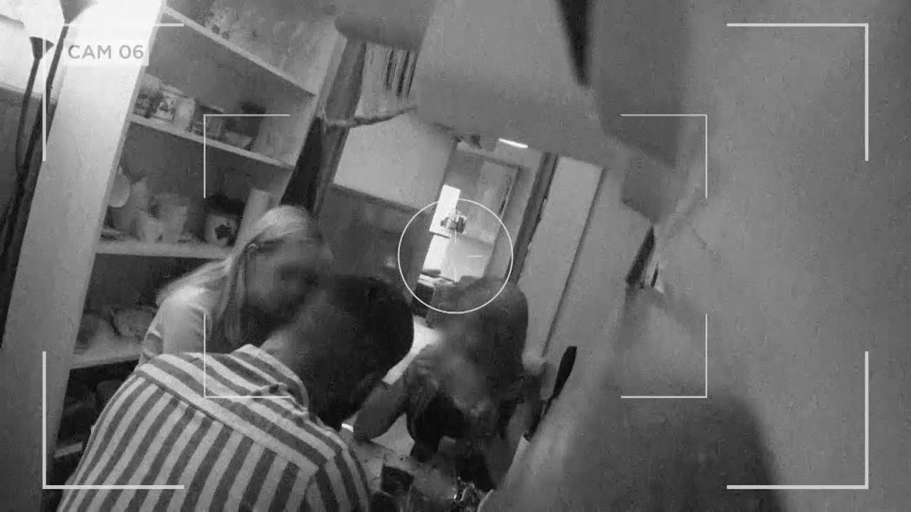 Белый парень натягивает смуглянку на записывающую видео скрытую камеру Белый парень натягивает смуглянку на записывающую видео скрытую камеру
