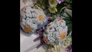 Huevos de pascua con flores de jabón moldeable