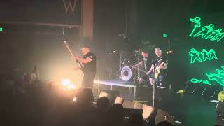 Devo Live in Portland OR, 11/09/23 - Smart Patrol/Mr. DNA - Bob 1 DESTROYING all his strings at once