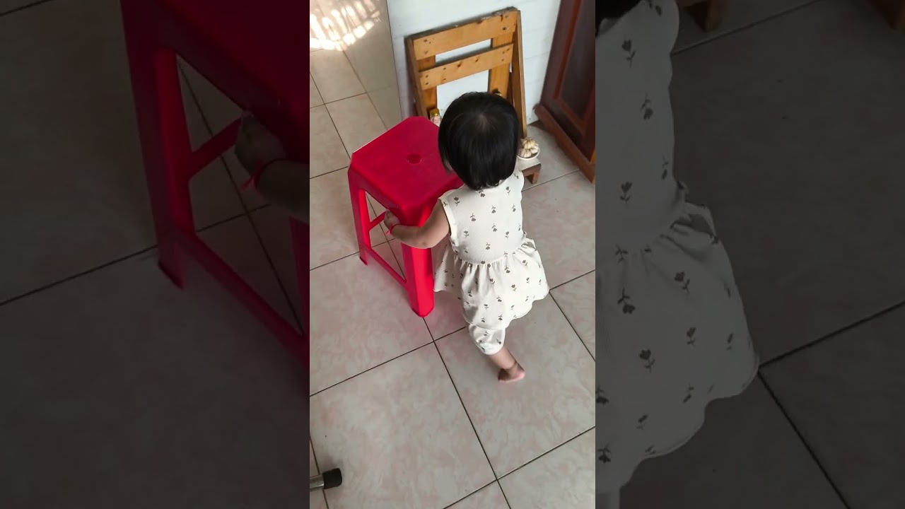 Có 1 em bé rất ham tập đi 