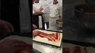 Lezione all'Istituto Alberghiero di Amatrice: Stesura del pomodoro