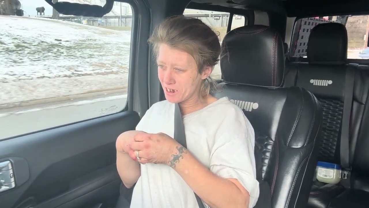 В ходе уличного интервью Сноу сказала, что у бабушки дела идут не очень хорошо.