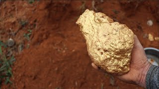 Австралийский золотоискатель выкапывает большой самородок с помощью горных инструментов