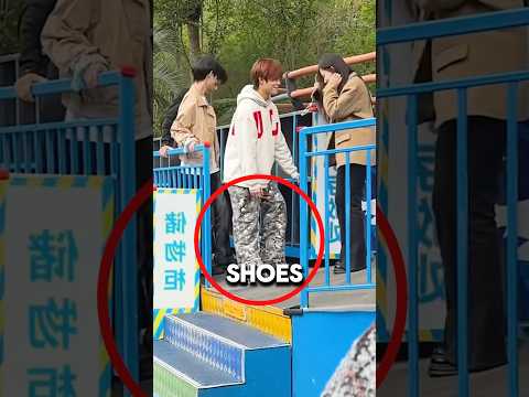 خلع أحذيتهم كان خطأ فادح ا  