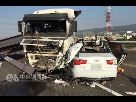 國道拖板車爆胎衝對向車道 一家三口枉死