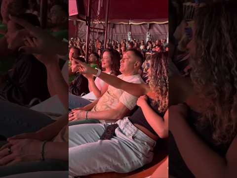 Tiririca vendo o seu boneco de Olinda no Circo do Tiru
