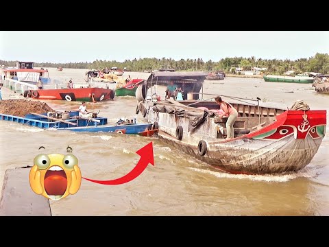 Video Thót tim sà lan đâm ghe gỗ khi đi qua cổng đập - youtube