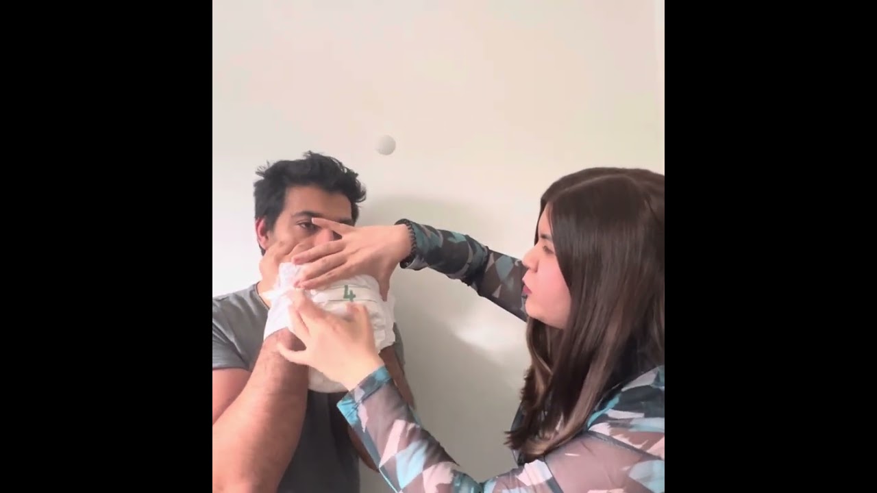 Mit einer Windel gefesselt werden