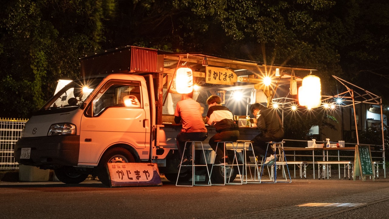Япония Гора Фудзи Город Сидзуока Прилавок с рамэном Ятай Популярный фургон с едой Рамэн Художник