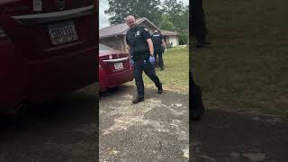 Escaped Pig Roams neighborhood While Cops Tries to Catch It