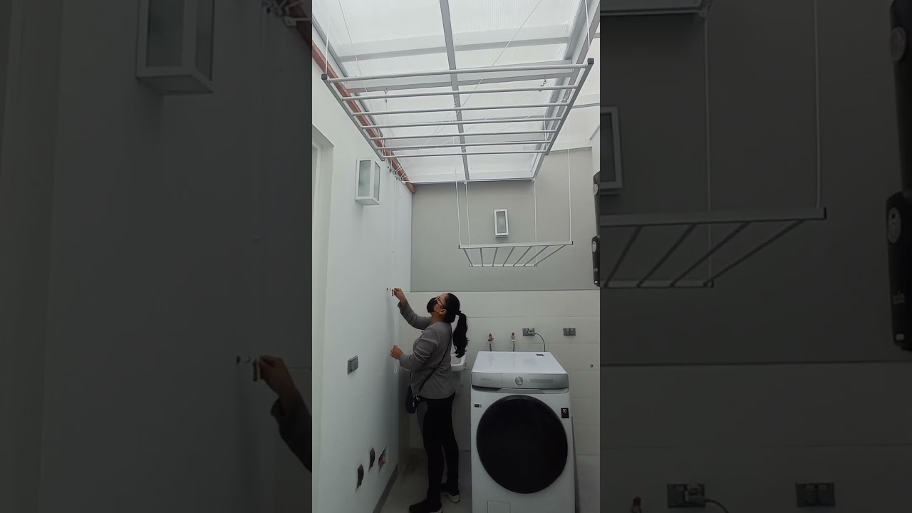 Colgador de ropa sube y baja en lavandería con techo de aluminio blanco de  paños grandes 