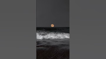 Cảnh đẹp thiên nhiên: Biển nỗi nhớ và em, sóng vỗ nhẹ nhàng đưa trăng về với biển.