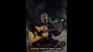 Nenek Nenek Suara Rocker menyanyikan lagu Kotak